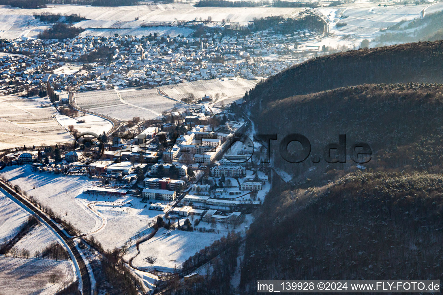 Pfalzklinik Landeck von Norden bei Winter im Schnee in Klingenmünster im Bundesland Rheinland-Pfalz, Deutschland