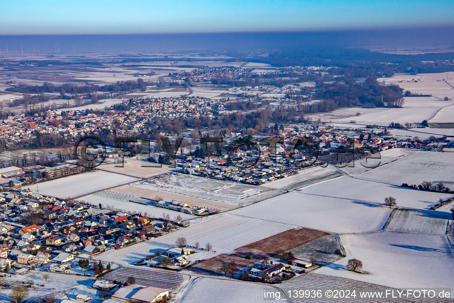 Aus Südwesten bei Schnee im Ortsteil Mühlhofen in Billigheim-Ingenheim im Bundesland Rheinland-Pfalz, Deutschland
