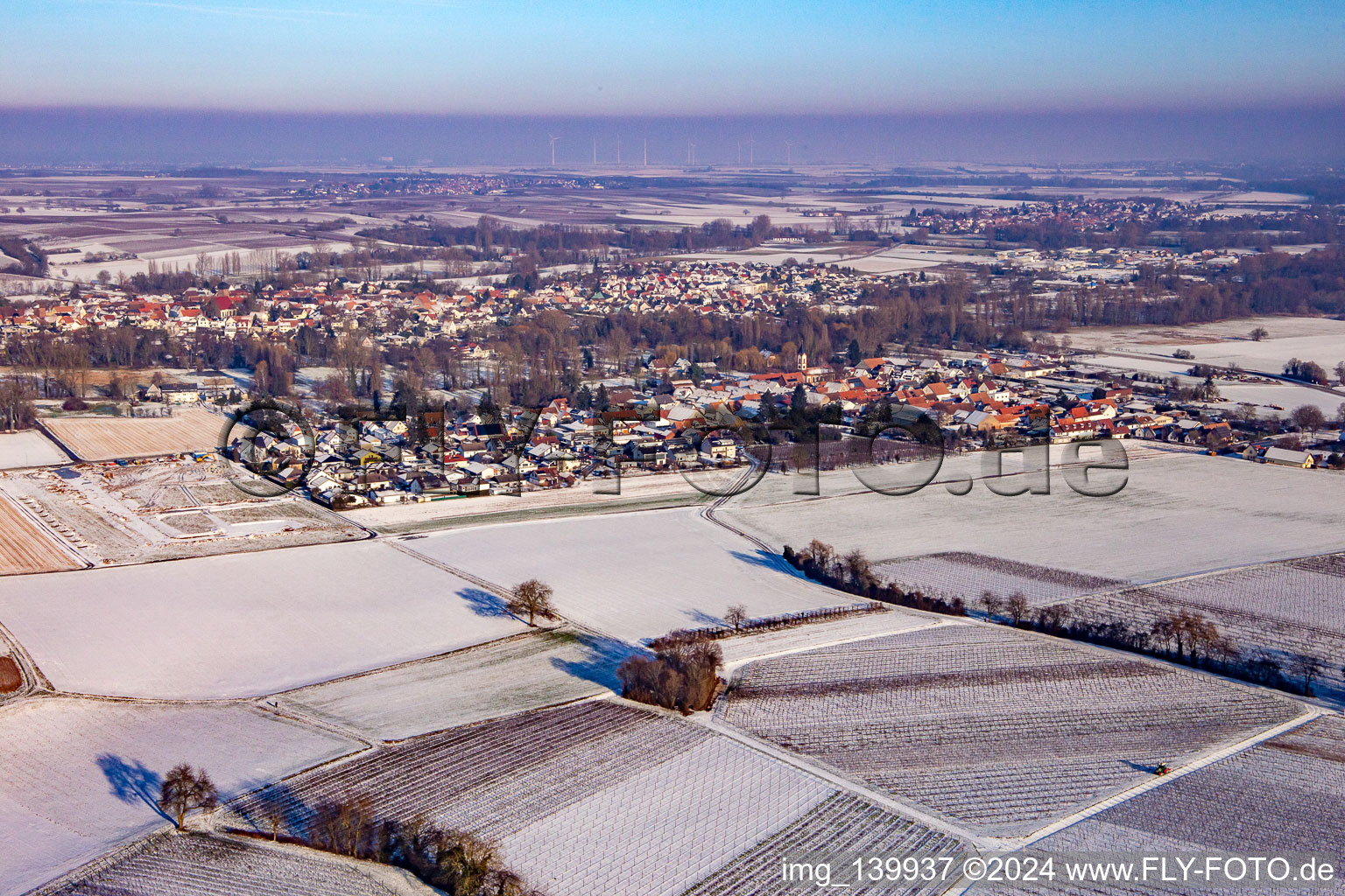 Von Südwesten im Winter im Ortsteil Mühlhofen in Billigheim-Ingenheim im Bundesland Rheinland-Pfalz, Deutschland
