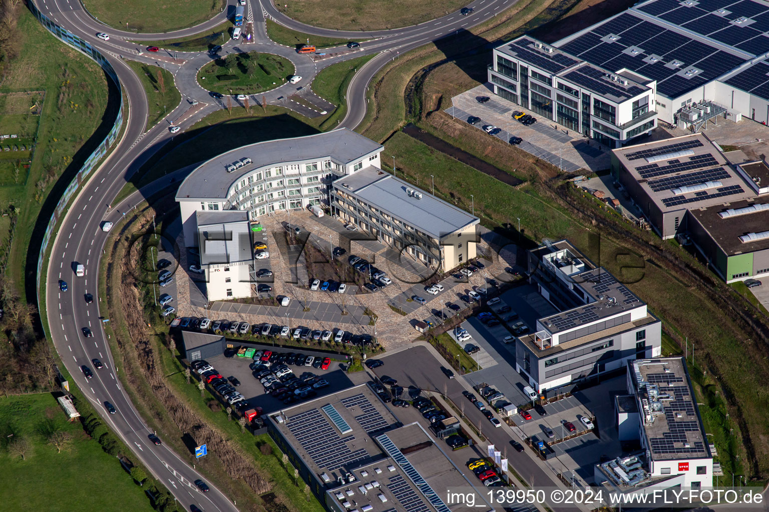 Luftbild von Bürogebäude am Kreisel zur Autobahnauffahrt A65 LD Mitte im Ortsteil Queichheim in Landau in der Pfalz im Bundesland Rheinland-Pfalz, Deutschland