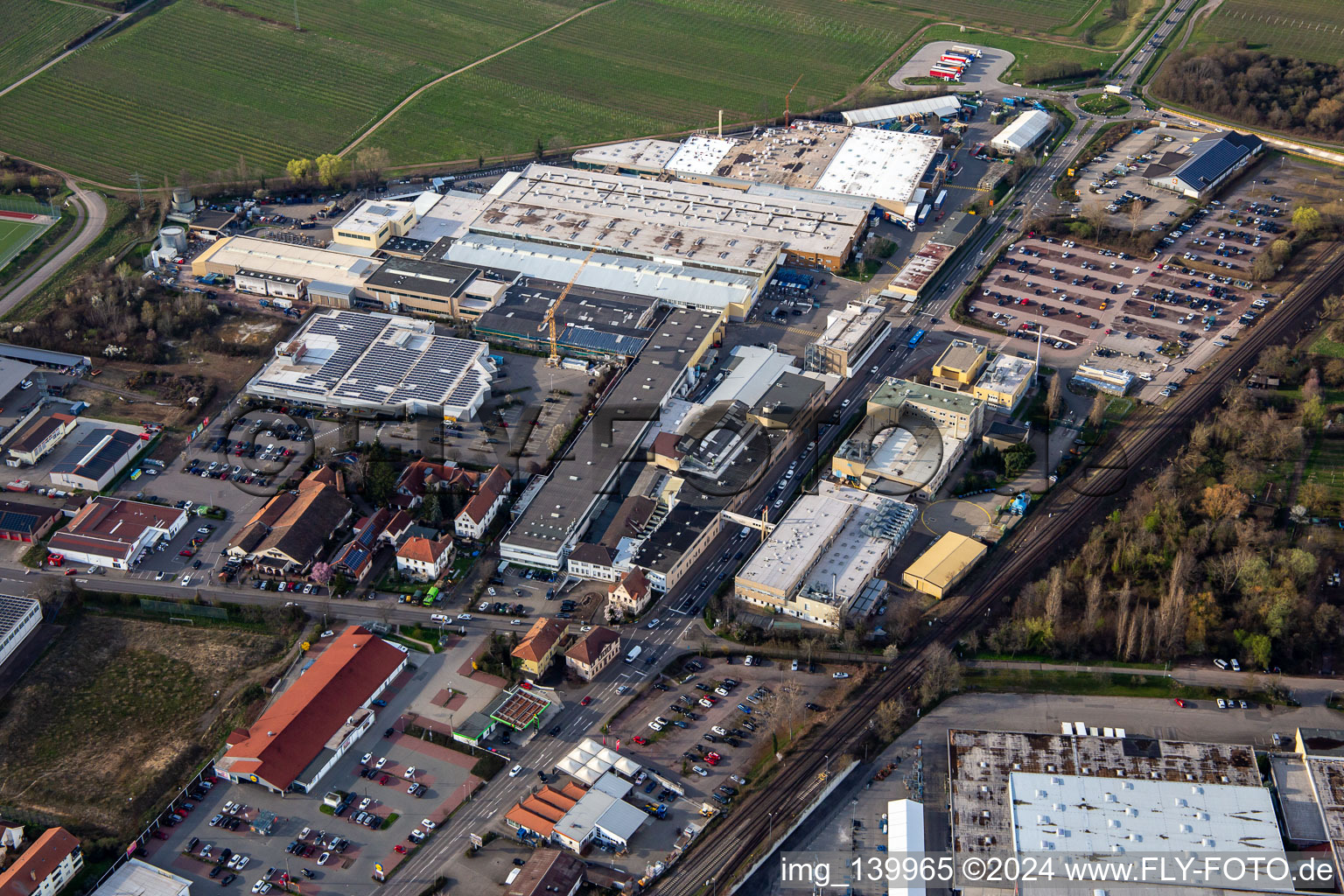 Tenneco an der Staatsstr in Maikammer im Bundesland Rheinland-Pfalz, Deutschland