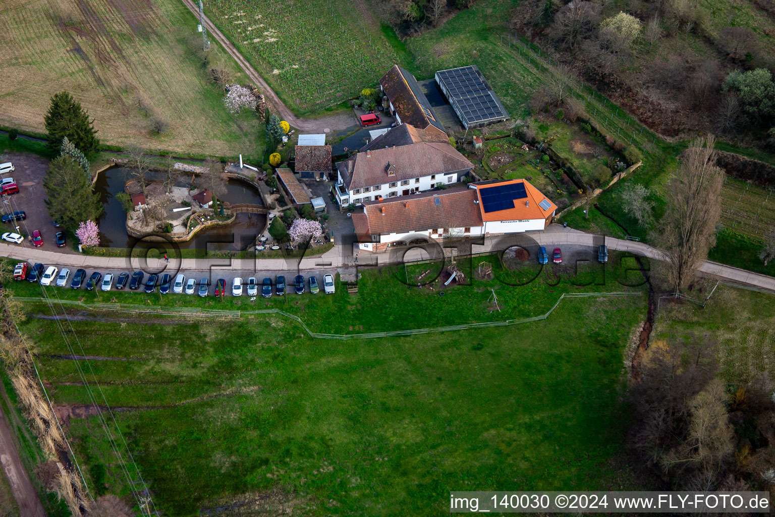 Luftaufnahme von Landrestaurant Burrweiler Mühle am Modenbach im Bundesland Rheinland-Pfalz, Deutschland