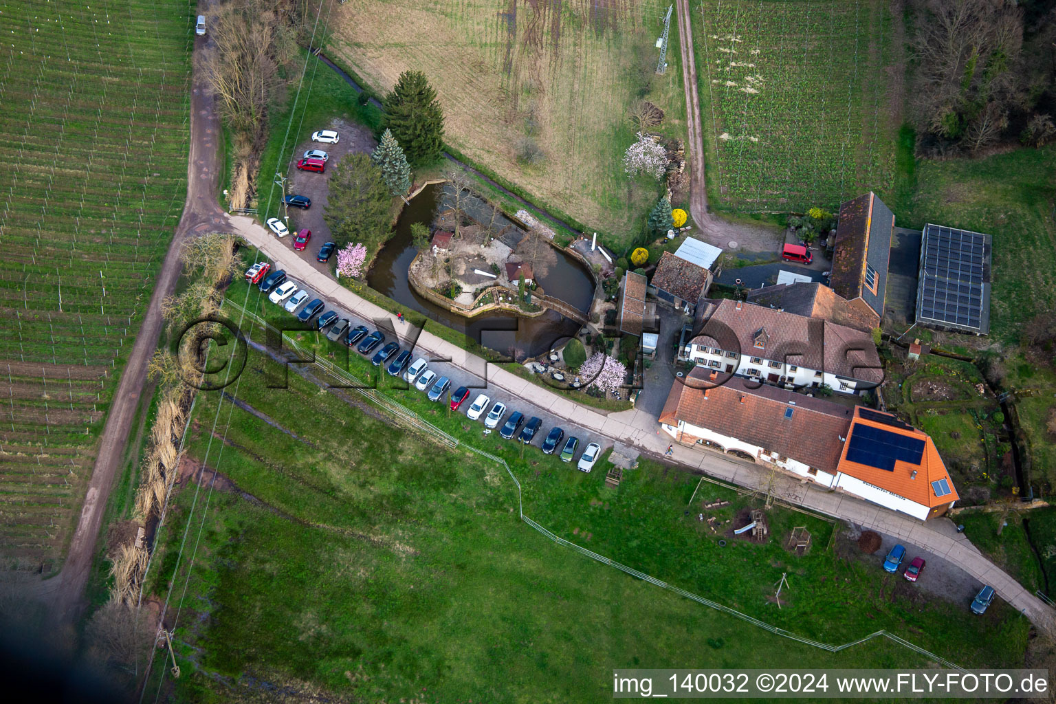 Schrägluftbild von Landrestaurant Burrweiler Mühle am Modenbach im Bundesland Rheinland-Pfalz, Deutschland