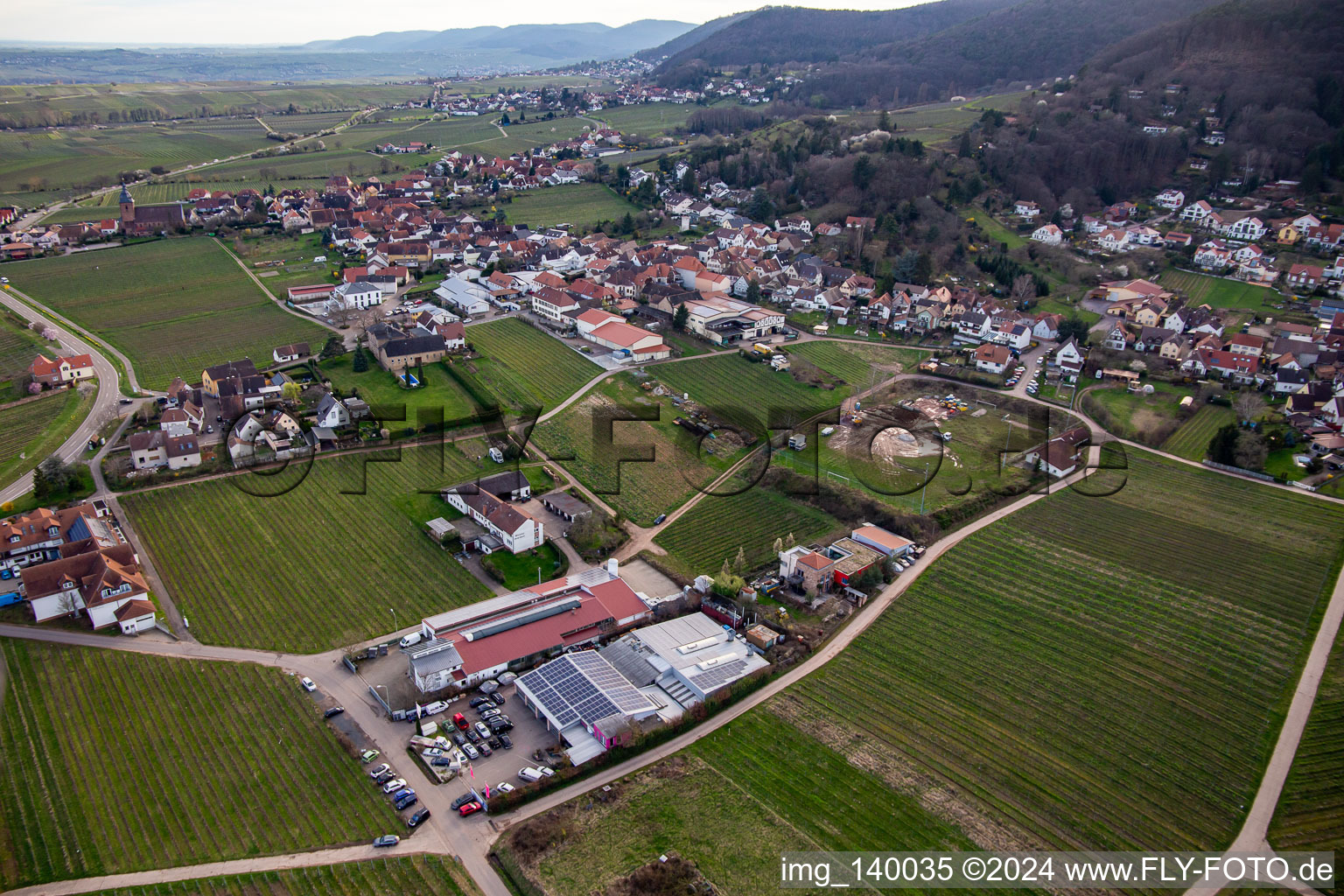 Von Nordosten in Burrweiler im Bundesland Rheinland-Pfalz, Deutschland