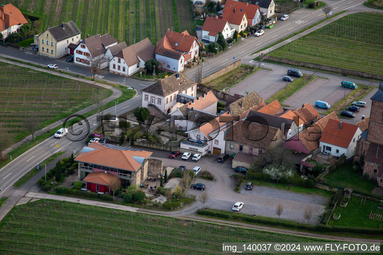 Luftbild von Das Weinhaus - Vinothek Meßmer, Ritterhof zur Rose in Burrweiler im Bundesland Rheinland-Pfalz, Deutschland