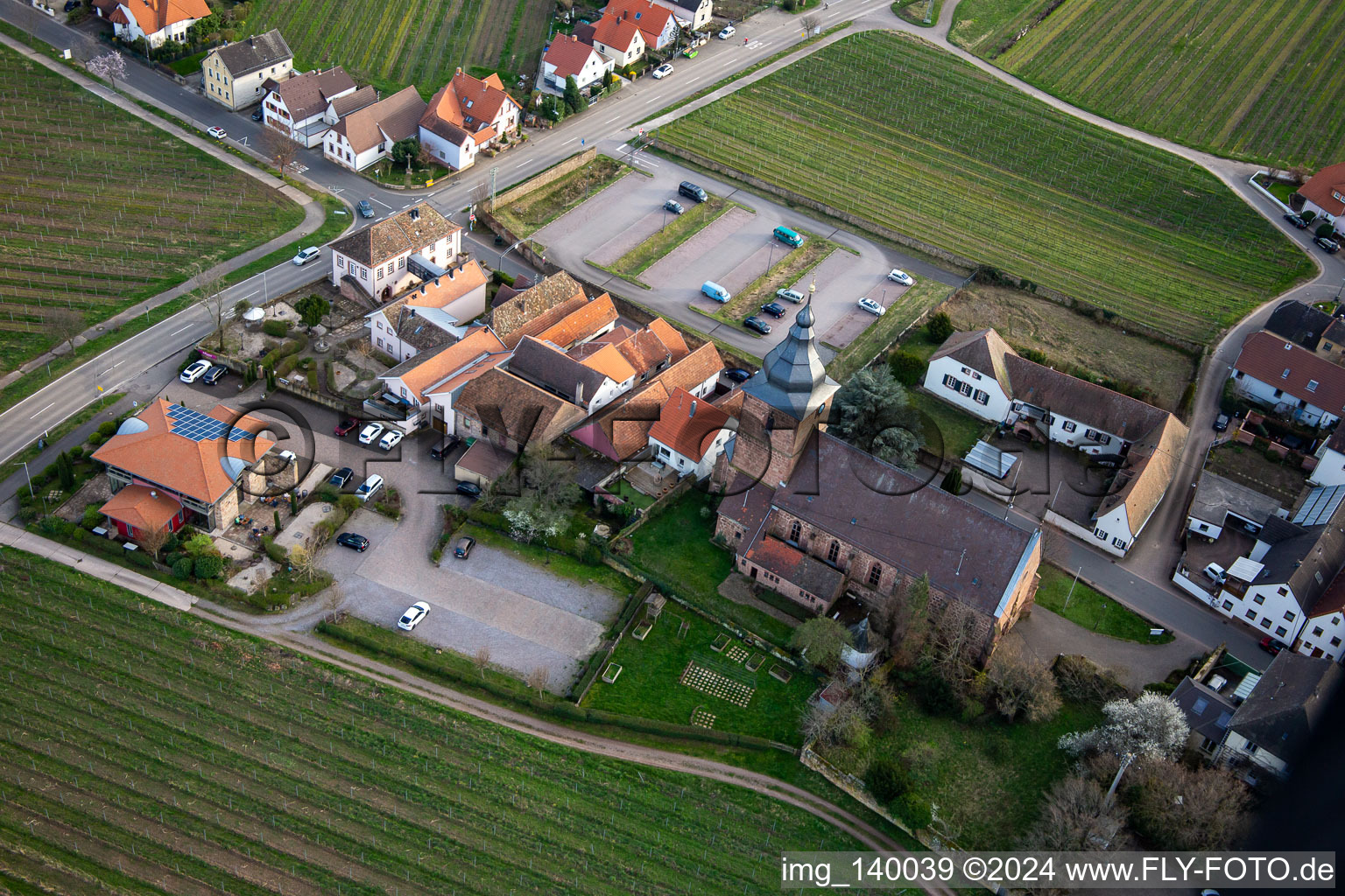 Luftaufnahme von Das Weinhaus - Vinothek Meßmer, Ritterhof zur Rose in Burrweiler im Bundesland Rheinland-Pfalz, Deutschland