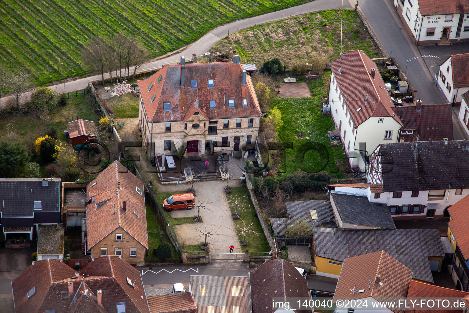 Burrweiler im Bundesland Rheinland-Pfalz, Deutschland von der Drohne aus gesehen