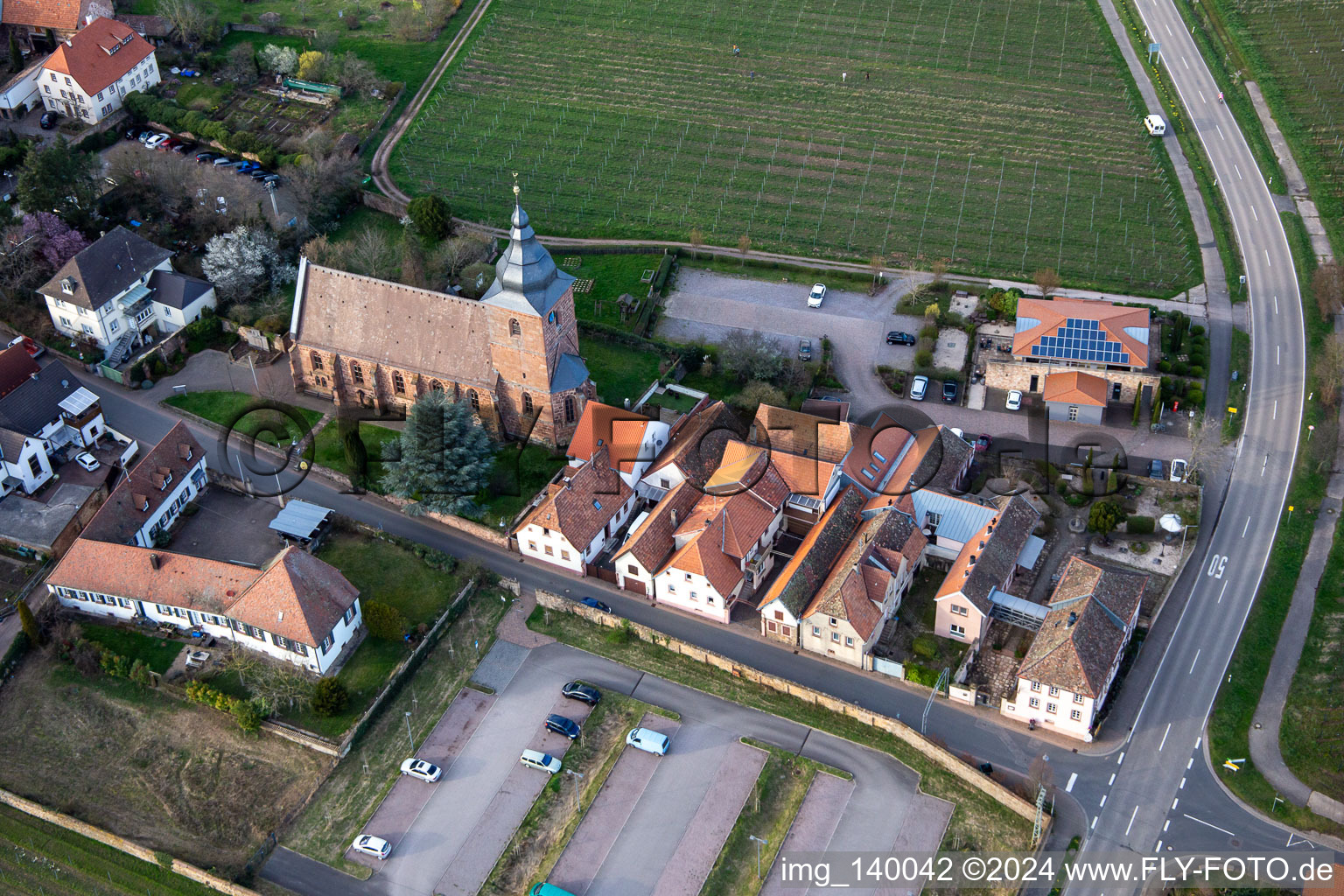 Luftbild von Das Weinhaus - Vinothek Meßmer, Ritterhof zur Rose an der Katholischen Pfarrkirche Maria Heimsuchung in Burrweiler im Bundesland Rheinland-Pfalz, Deutschland