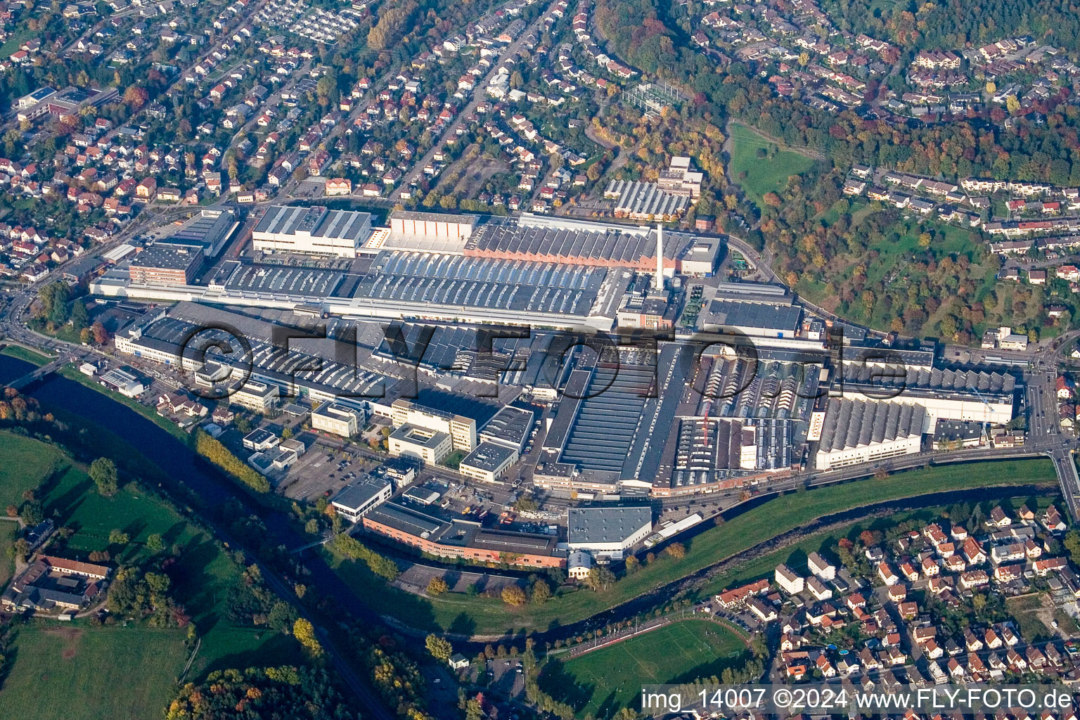 Gebäude und Produktionshallen auf dem Werksgelände der Daimler AG Mercedes-Benz Werk Gaggenau in Gaggenau im Bundesland Baden-Württemberg, Deutschland