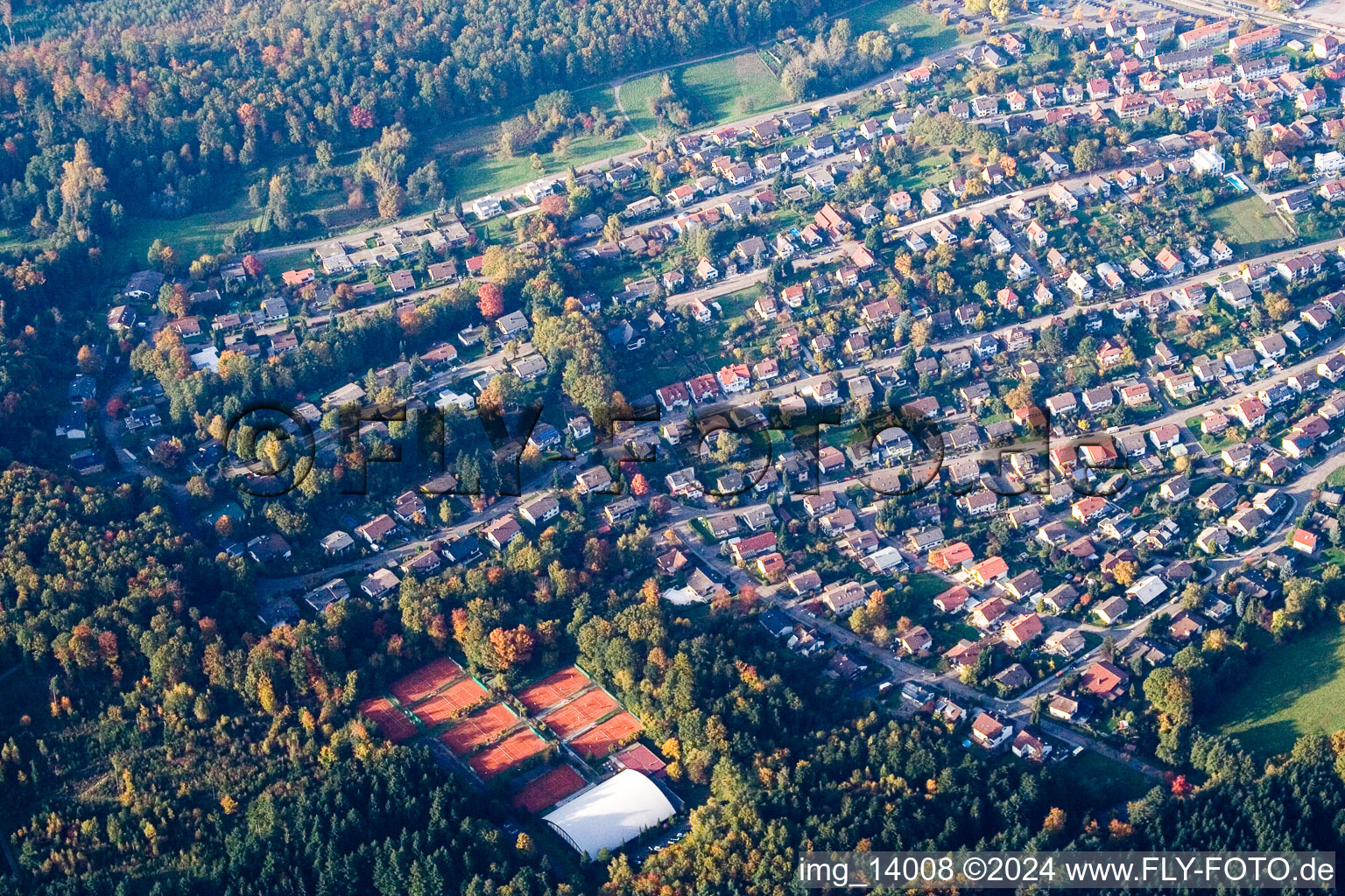 Ortsansicht der Straßen und Häuser der Wohngebiete im Ortsteil Ottenau in Gaggenau im Bundesland Baden-Württemberg, Deutschland