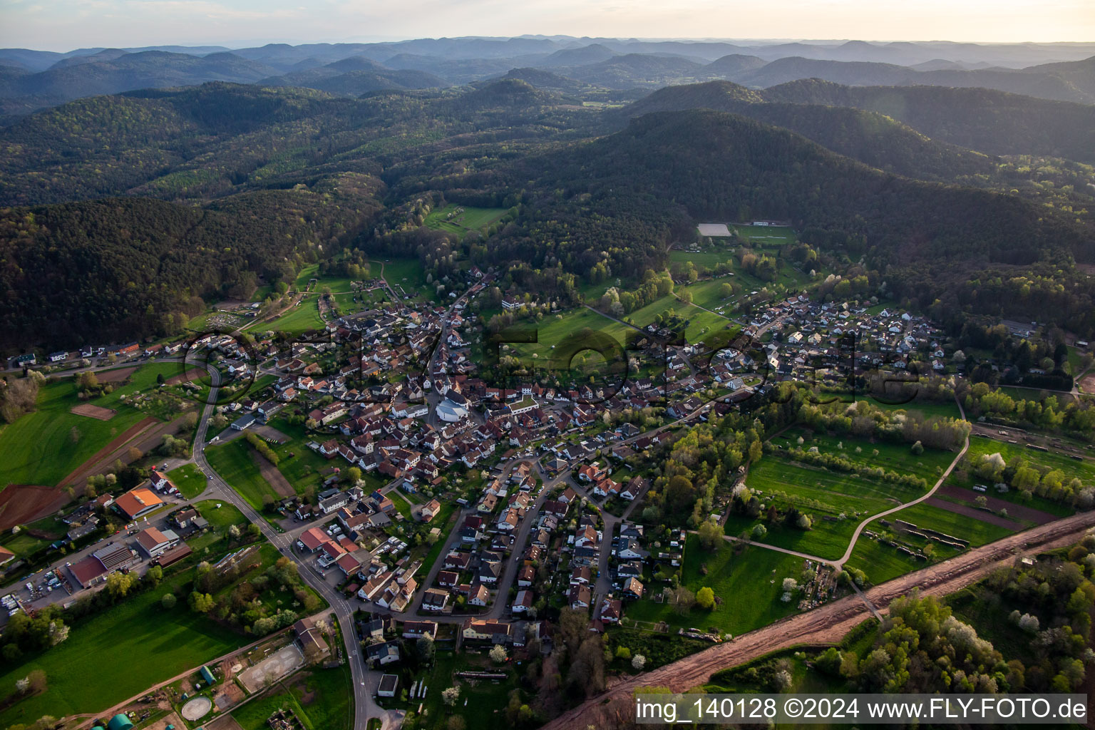 Ortsteil Gossersweiler in Gossersweiler-Stein im Bundesland Rheinland-Pfalz, Deutschland aus der Drohnenperspektive