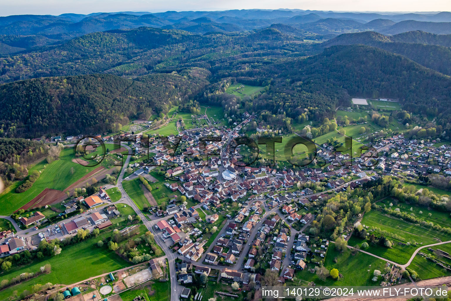 Ortsteil Gossersweiler in Gossersweiler-Stein im Bundesland Rheinland-Pfalz, Deutschland von einer Drohne aus