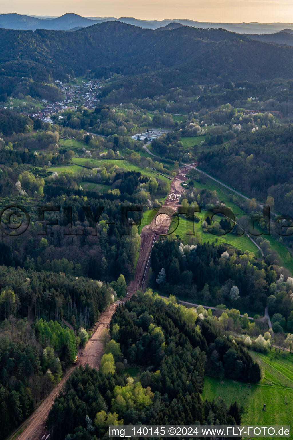 Luftbild von Schneise durch den Pfälzerwald zur Neuerrichtung des Teilstücks der Trans-Europa-Naturgas-Pipeline (TENP-III von den Niederlanden in die Schweiz) auf 51 km Länge zwischen Mittelbrunn und Klingenmünster in Schwanheim im Bundesland Rheinland-Pfalz, Deutschland