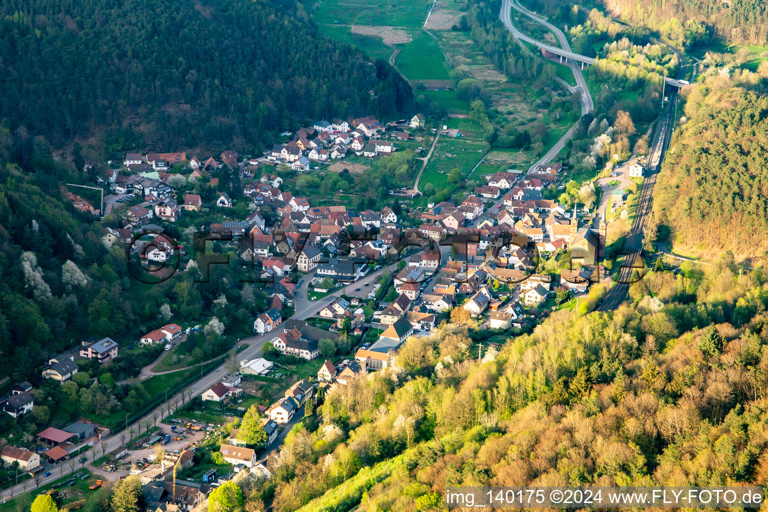 Luftbild von Hauptstr in Wilgartswiesen im Bundesland Rheinland-Pfalz, Deutschland