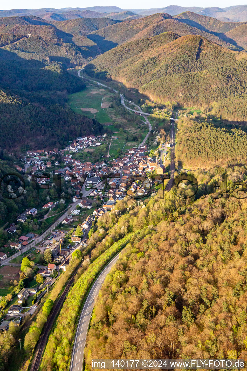 Schrägluftbild von Wilgartswiesen im Bundesland Rheinland-Pfalz, Deutschland