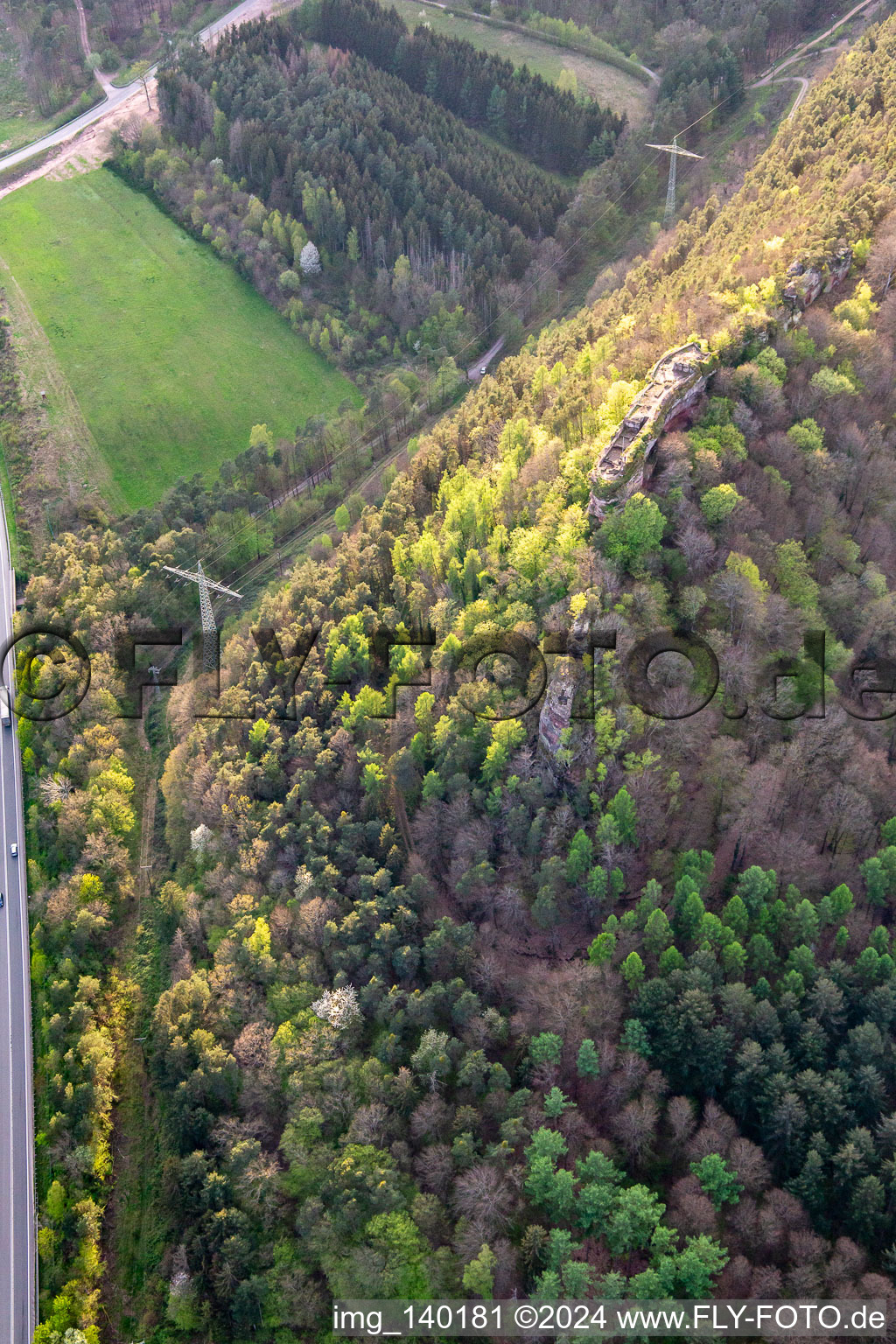 Luftbild von Burgruine Falkenburg in Wilgartswiesen im Bundesland Rheinland-Pfalz, Deutschland