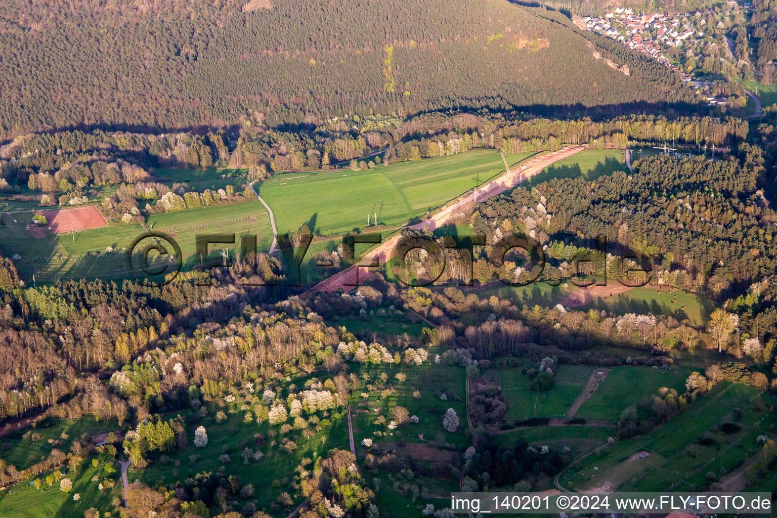 Luftbild von Schneise durch den Pfälzerwald zur Neuerrichtung des Teilstücks der Trans-Europa-Naturgas-Pipeline (TENP-III von den Niederlanden in die Schweiz) auf 51 km Länge zwischen Mittelbrunn und Klingenmünster in Spirkelbach im Bundesland Rheinland-Pfalz, Deutschland