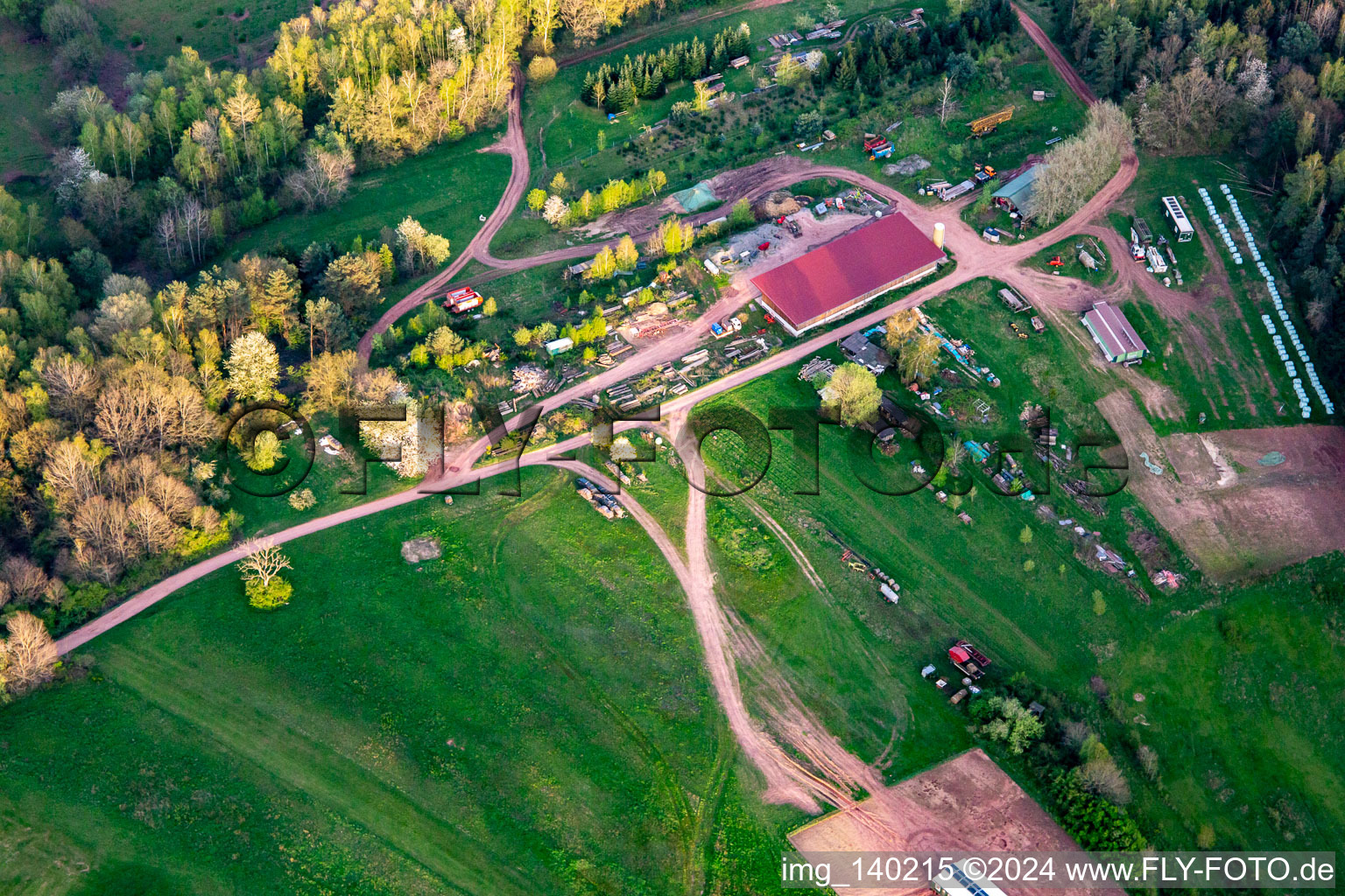 Schrägluftbild von Aussiedlerhof in Oberschlettenbach im Bundesland Rheinland-Pfalz, Deutschland