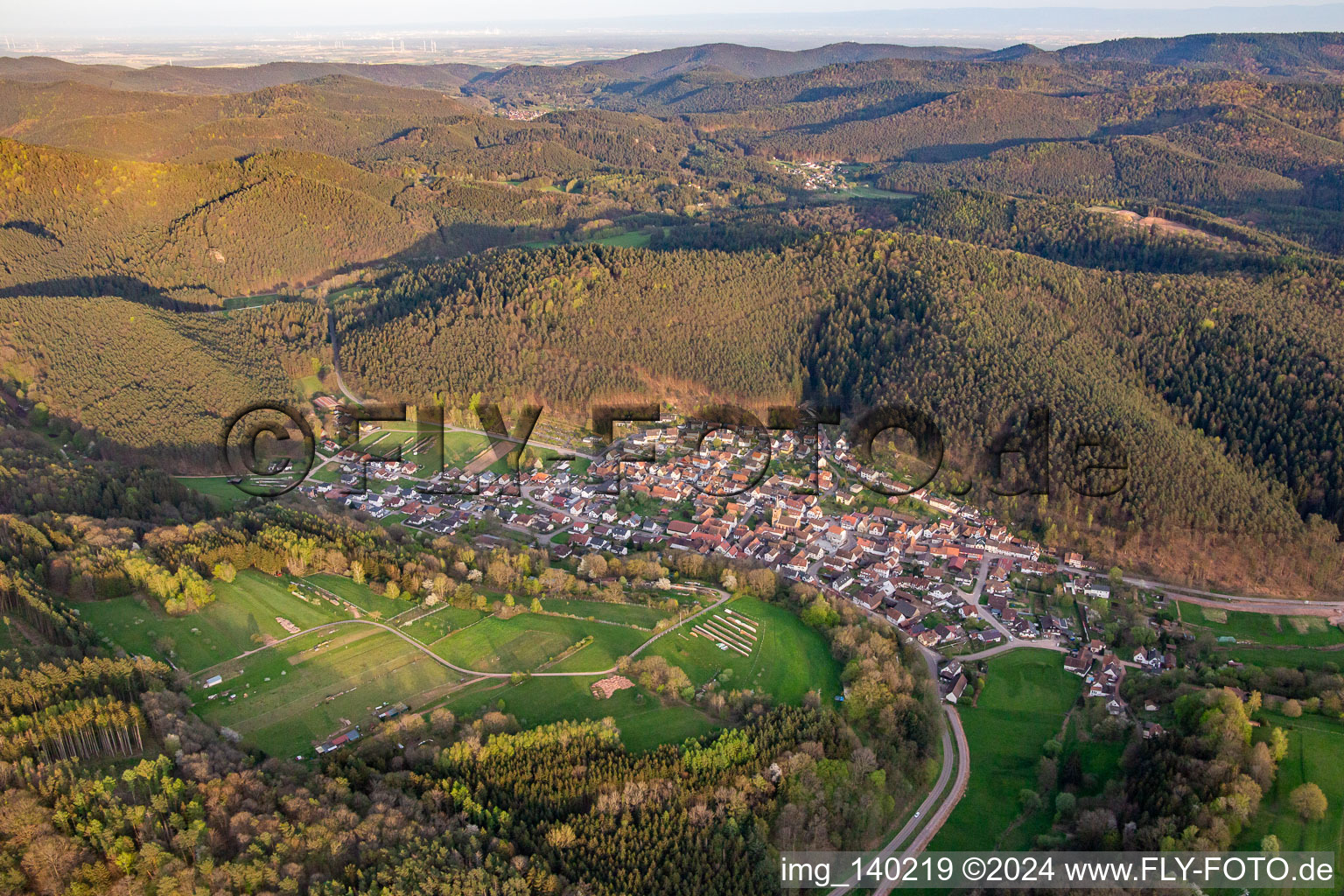 Luftbild von Von Nordwesten in Vorderweidenthal im Bundesland Rheinland-Pfalz, Deutschland