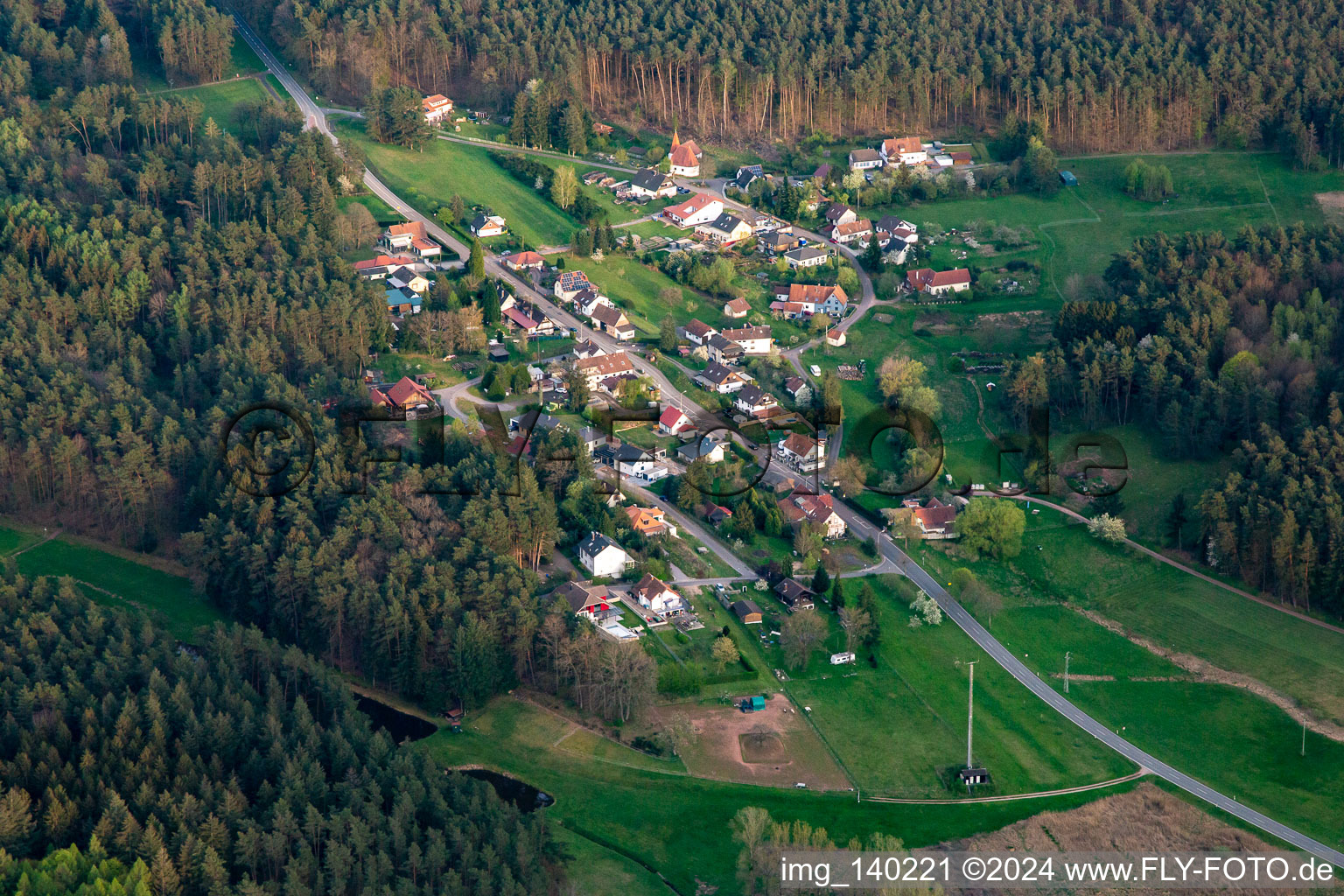 Drohnenaufname von Erlenbach bei Dahn im Bundesland Rheinland-Pfalz, Deutschland