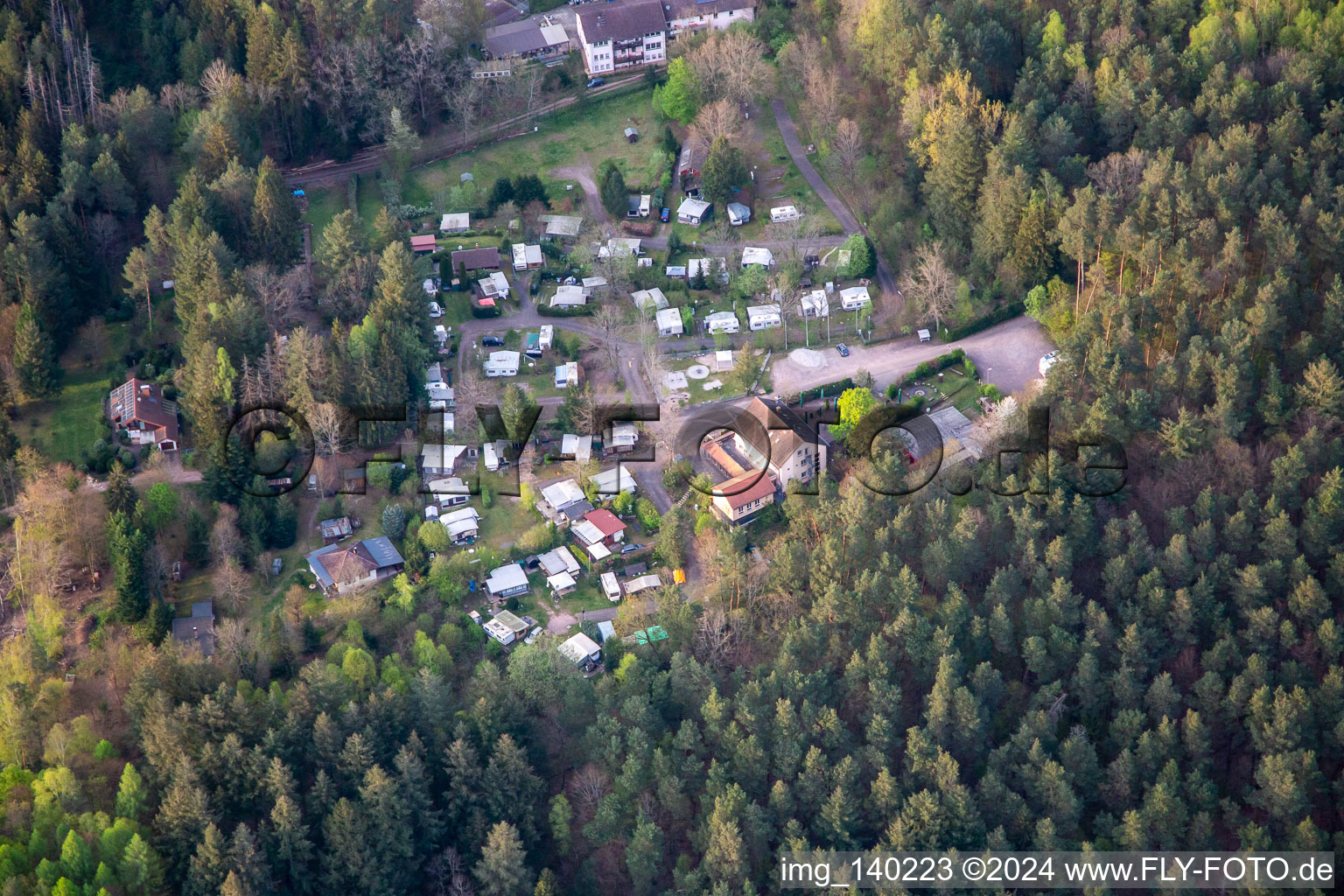 Luftbild von Camping und Naturfreundehaus Bethof in Vorderweidenthal im Bundesland Rheinland-Pfalz, Deutschland