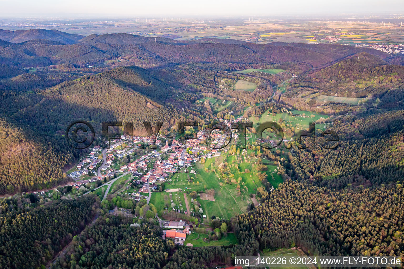 Luftbild von Birkenhördt von Westen im Bundesland Rheinland-Pfalz, Deutschland