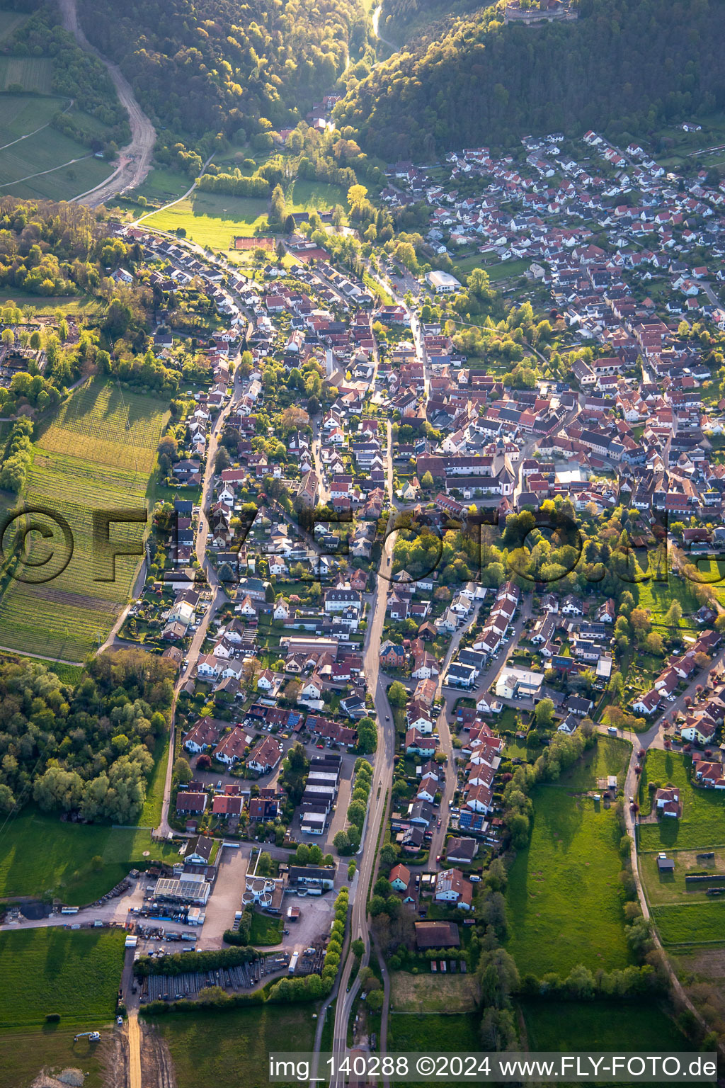 Luftbild von Klingenmünster von Osten im Bundesland Rheinland-Pfalz, Deutschland