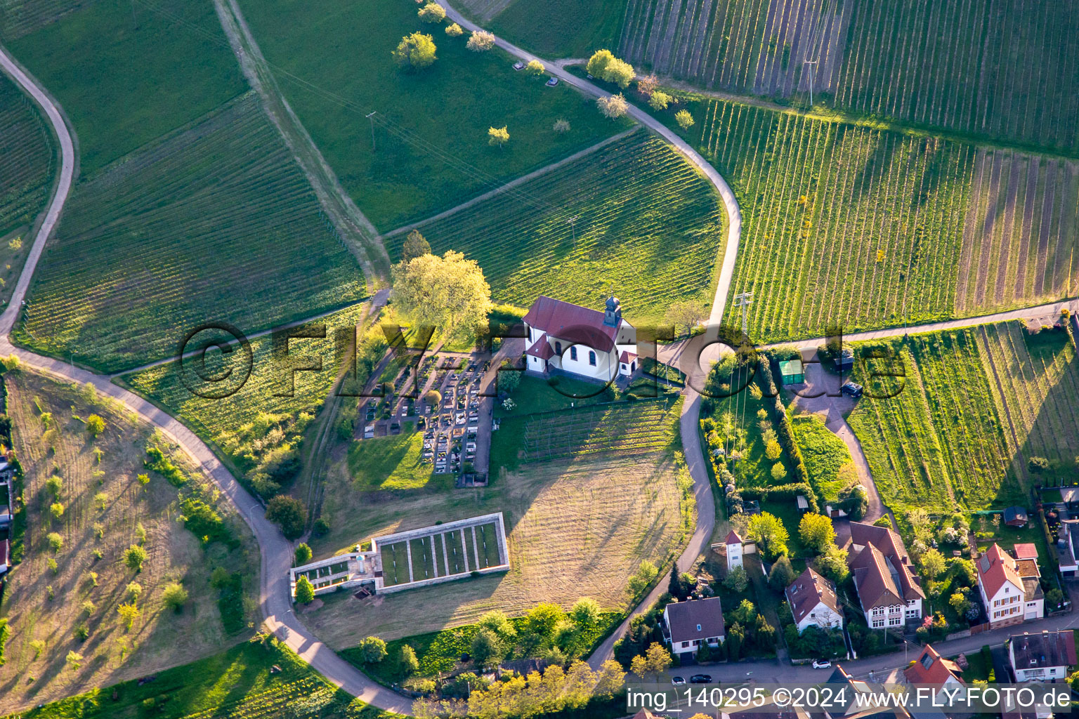 Friedhof und St. Dionysius Kapelle im Abendlicht im Ortsteil Gleiszellen in Gleiszellen-Gleishorbach im Bundesland Rheinland-Pfalz, Deutschland