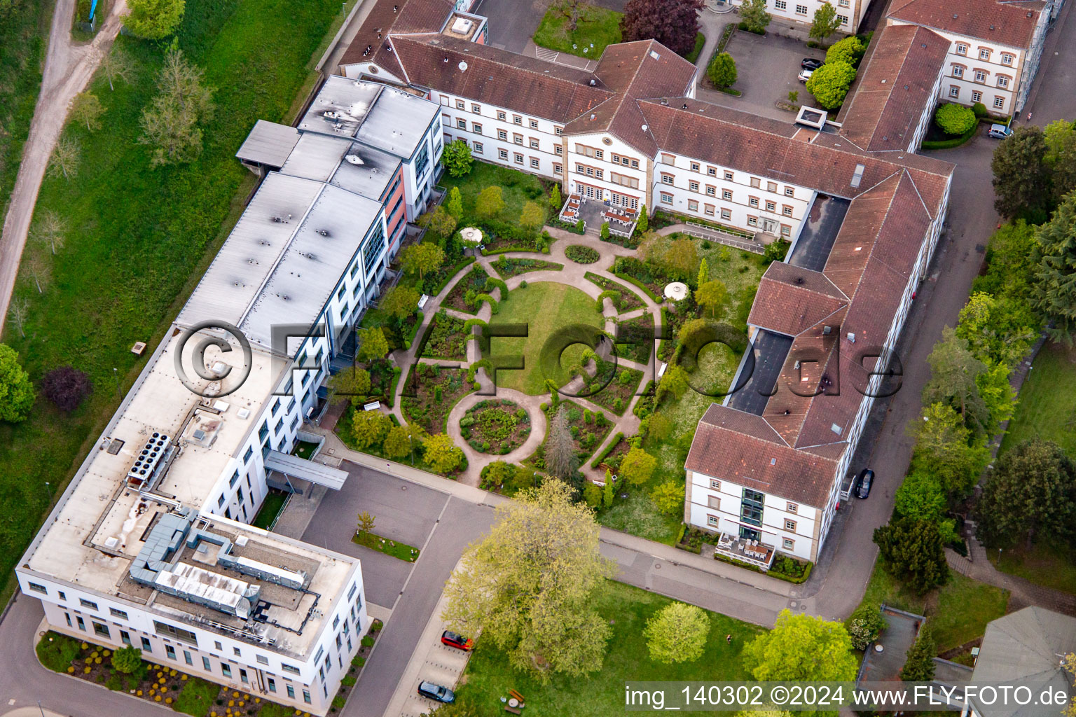 Luftbild von Pfalzklinikum für Psychiatrie und Neurologie "Landeck" mit Abteilung für Allgemeinpsychiatrie und Abhängigkeitserkrankungen – Klinik für Psychiatrie, Psychosomatik und Psychotherapie, Klinik für Forensische Psychiatrie, Klinik für Gerontopsychiatrie, Psychosomatik, und Psychotherapie, Klinik für Neurologie, Klinik für Psychiatrie, Psychosomatik und Psychotherapie, Klinik für Kinder- und Jugendpsychiatrie, Psychosomatik und Psychotherapie sowie Institutsambulanz, Psychiatrische Institutsambulanzen – Klinik für Psychiatrie, Psychosomatik und Psychotherapie in Klingenmünster im Bundesland Rheinland-Pfalz, Deutschland