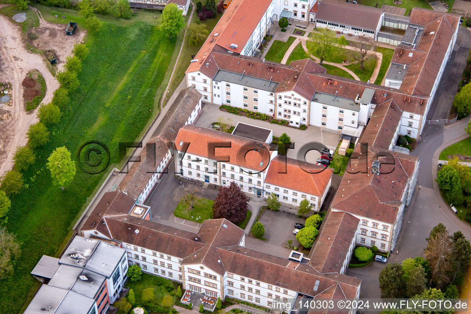 Luftaufnahme von Pfalzklinikum für Psychiatrie und Neurologie "Landeck" mit Abteilung für Allgemeinpsychiatrie und Abhängigkeitserkrankungen – Klinik für Psychiatrie, Psychosomatik und Psychotherapie, Klinik für Forensische Psychiatrie, Klinik für Gerontopsychiatrie, Psychosomatik, und Psychotherapie, Klinik für Neurologie, Klinik für Psychiatrie, Psychosomatik und Psychotherapie, Klinik für Kinder- und Jugendpsychiatrie, Psychosomatik und Psychotherapie sowie Institutsambulanz, Psychiatrische Institutsambulanzen – Klinik für Psychiatrie, Psychosomatik und Psychotherapie in Klingenmünster im Bundesland Rheinland-Pfalz, Deutschland