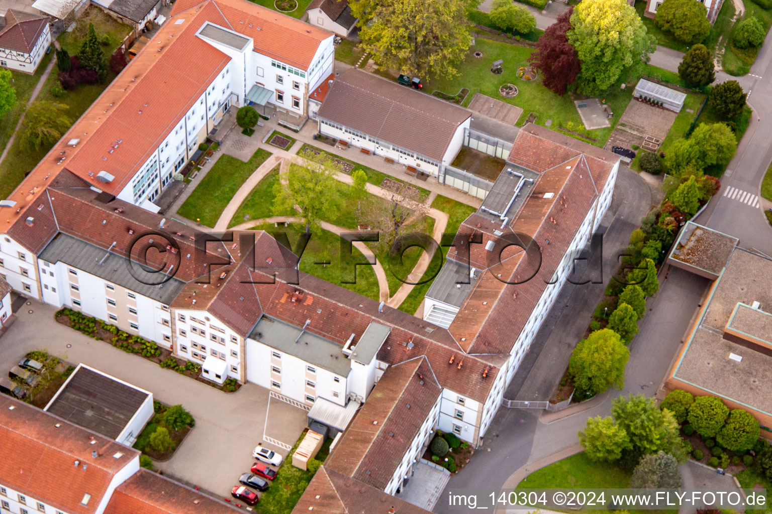 Schrägluftbild von Pfalzklinikum für Psychiatrie und Neurologie "Landeck" mit Abteilung für Allgemeinpsychiatrie und Abhängigkeitserkrankungen – Klinik für Psychiatrie, Psychosomatik und Psychotherapie, Klinik für Forensische Psychiatrie, Klinik für Gerontopsychiatrie, Psychosomatik, und Psychotherapie, Klinik für Neurologie, Klinik für Psychiatrie, Psychosomatik und Psychotherapie, Klinik für Kinder- und Jugendpsychiatrie, Psychosomatik und Psychotherapie sowie Institutsambulanz, Psychiatrische Institutsambulanzen – Klinik für Psychiatrie, Psychosomatik und Psychotherapie in Klingenmünster im Bundesland Rheinland-Pfalz, Deutschland