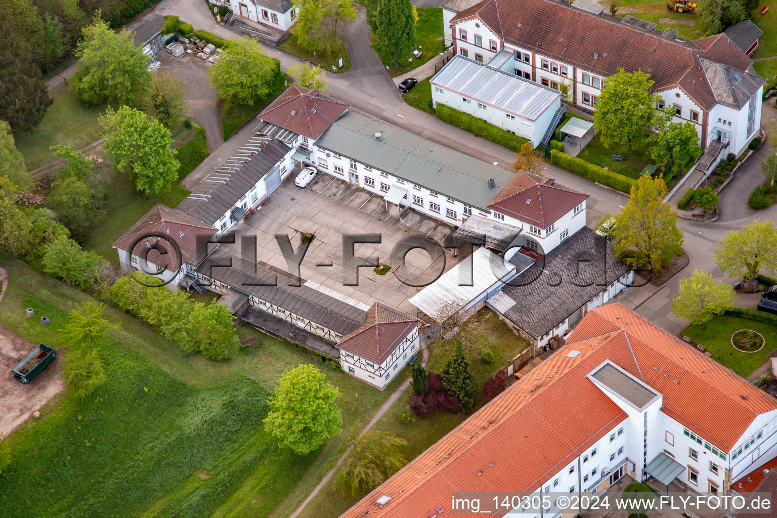 Pfalzklinikum für Psychiatrie und Neurologie "Landeck" mit Abteilung für Allgemeinpsychiatrie und Abhängigkeitserkrankungen – Klinik für Psychiatrie, Psychosomatik und Psychotherapie, Klinik für Forensische Psychiatrie, Klinik für Gerontopsychiatrie, Psychosomatik, und Psychotherapie, Klinik für Neurologie, Klinik für Psychiatrie, Psychosomatik und Psychotherapie, Klinik für Kinder- und Jugendpsychiatrie, Psychosomatik und Psychotherapie sowie Institutsambulanz, Psychiatrische Institutsambulanzen – Klinik für Psychiatrie, Psychosomatik und Psychotherapie in Klingenmünster im Bundesland Rheinland-Pfalz, Deutschland von oben