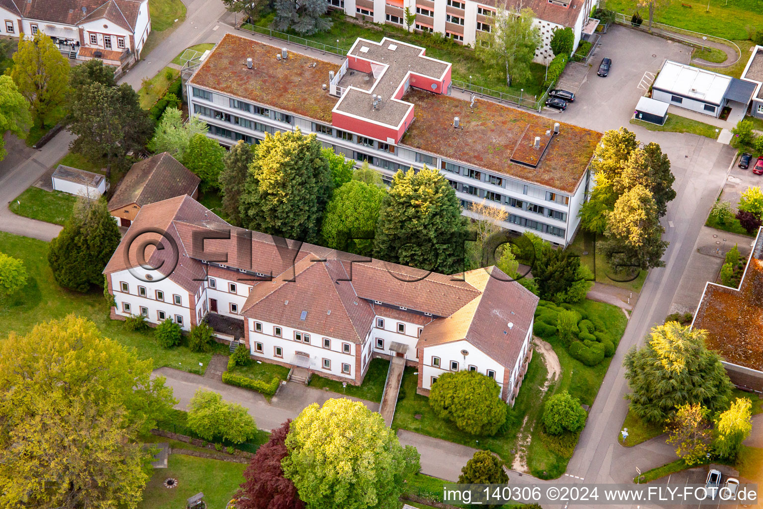 Pfalzklinikum für Psychiatrie und Neurologie "Landeck" mit Abteilung für Allgemeinpsychiatrie und Abhängigkeitserkrankungen – Klinik für Psychiatrie, Psychosomatik und Psychotherapie, Klinik für Forensische Psychiatrie, Klinik für Gerontopsychiatrie, Psychosomatik, und Psychotherapie, Klinik für Neurologie, Klinik für Psychiatrie, Psychosomatik und Psychotherapie, Klinik für Kinder- und Jugendpsychiatrie, Psychosomatik und Psychotherapie sowie Institutsambulanz, Psychiatrische Institutsambulanzen – Klinik für Psychiatrie, Psychosomatik und Psychotherapie in Klingenmünster im Bundesland Rheinland-Pfalz, Deutschland aus der Luft