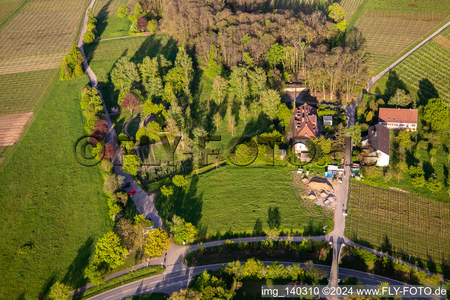 Klinikfriedhof und Pfälzische Gedenkstätte für die Opfer der NS-Psychiatrie im Pfalzklinikum für Psychiatrie und Neurologie "Landeck" in Göcklingen im Bundesland Rheinland-Pfalz, Deutschland