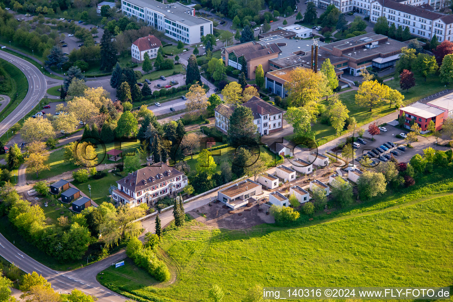 Pfalzklinikum für Psychiatrie und Neurologie "Landeck" mit Abteilung für Allgemeinpsychiatrie und Abhängigkeitserkrankungen – Klinik für Psychiatrie, Psychosomatik und Psychotherapie, Klinik für Forensische Psychiatrie, Klinik für Gerontopsychiatrie, Psychosomatik, und Psychotherapie, Klinik für Neurologie, Klinik für Psychiatrie, Psychosomatik und Psychotherapie, Klinik für Kinder- und Jugendpsychiatrie, Psychosomatik und Psychotherapie sowie Institutsambulanz, Psychiatrische Institutsambulanzen – Klinik für Psychiatrie, Psychosomatik und Psychotherapie in Klingenmünster im Bundesland Rheinland-Pfalz, Deutschland aus der Vogelperspektive