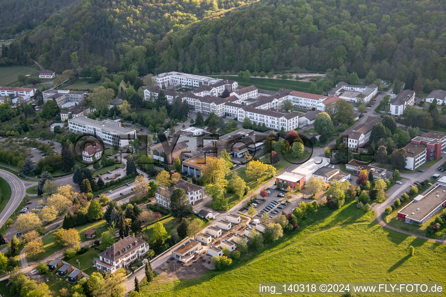 Pfalzklinikum für Psychiatrie und Neurologie "Landeck" mit Abteilung für Allgemeinpsychiatrie und Abhängigkeitserkrankungen – Klinik für Psychiatrie, Psychosomatik und Psychotherapie, Klinik für Forensische Psychiatrie, Klinik für Gerontopsychiatrie, Psychosomatik, und Psychotherapie, Klinik für Neurologie, Klinik für Psychiatrie, Psychosomatik und Psychotherapie, Klinik für Kinder- und Jugendpsychiatrie, Psychosomatik und Psychotherapie sowie Institutsambulanz, Psychiatrische Institutsambulanzen – Klinik für Psychiatrie, Psychosomatik und Psychotherapie in Klingenmünster im Bundesland Rheinland-Pfalz, Deutschland aus der Luft betrachtet