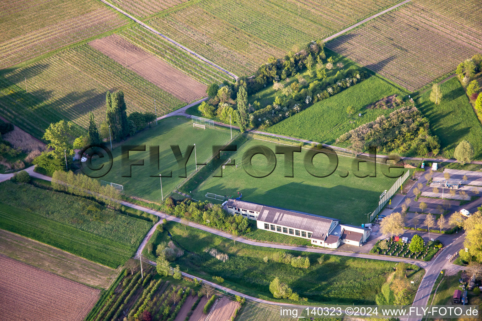 Fussballplatz in Göcklingen im Bundesland Rheinland-Pfalz, Deutschland