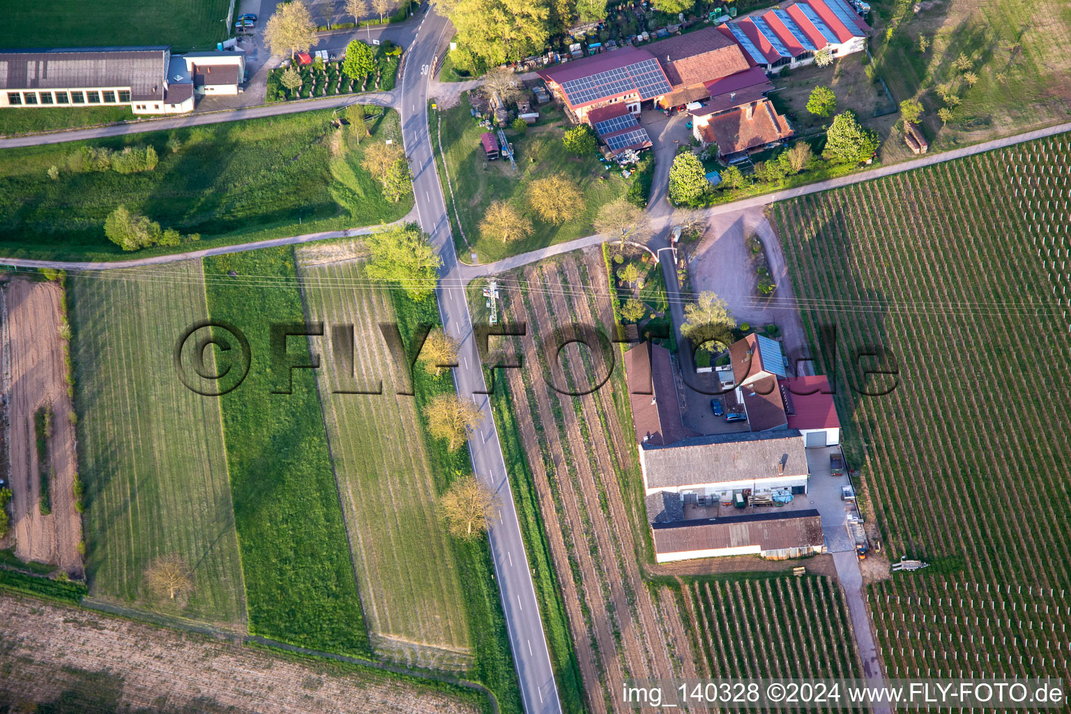 Luftbild von Knaufs Weinstube in Göcklingen im Bundesland Rheinland-Pfalz, Deutschland
