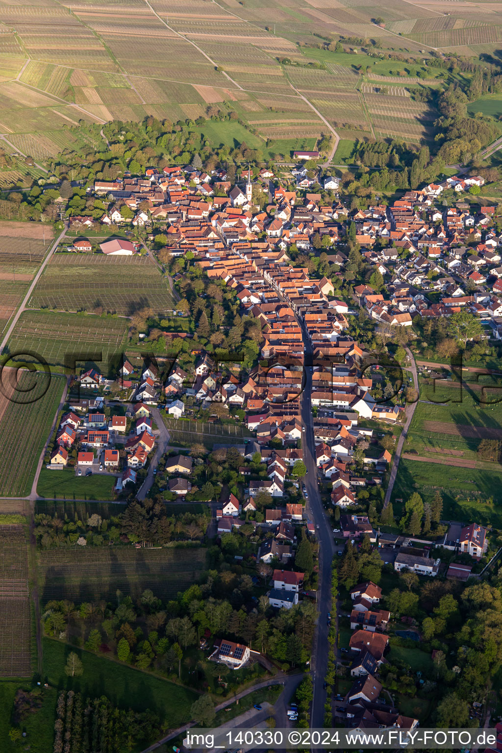 Hauptstraße von Westen am Abend in Göcklingen im Bundesland Rheinland-Pfalz, Deutschland