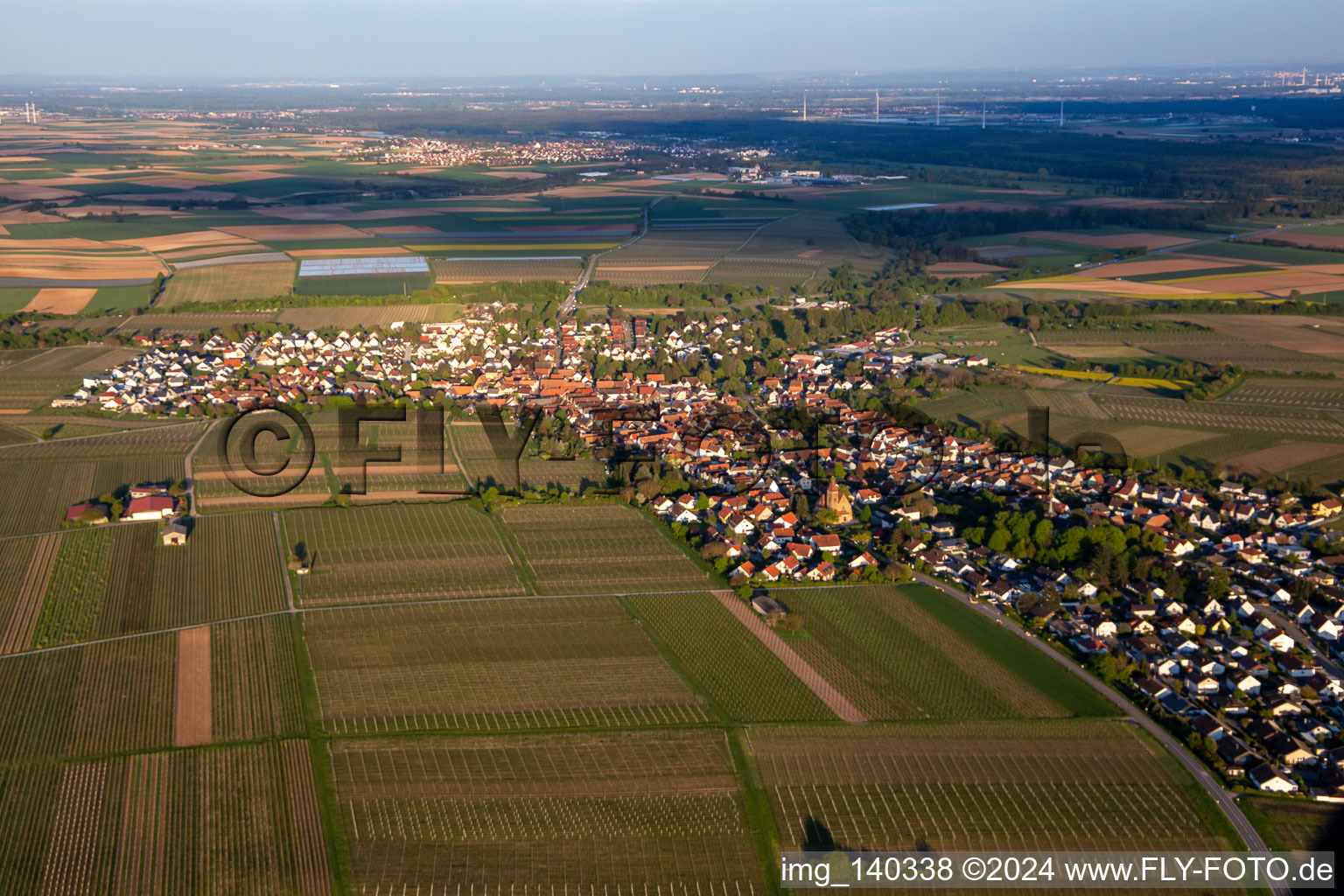 Von Nordwesten in Insheim im Bundesland Rheinland-Pfalz, Deutschland