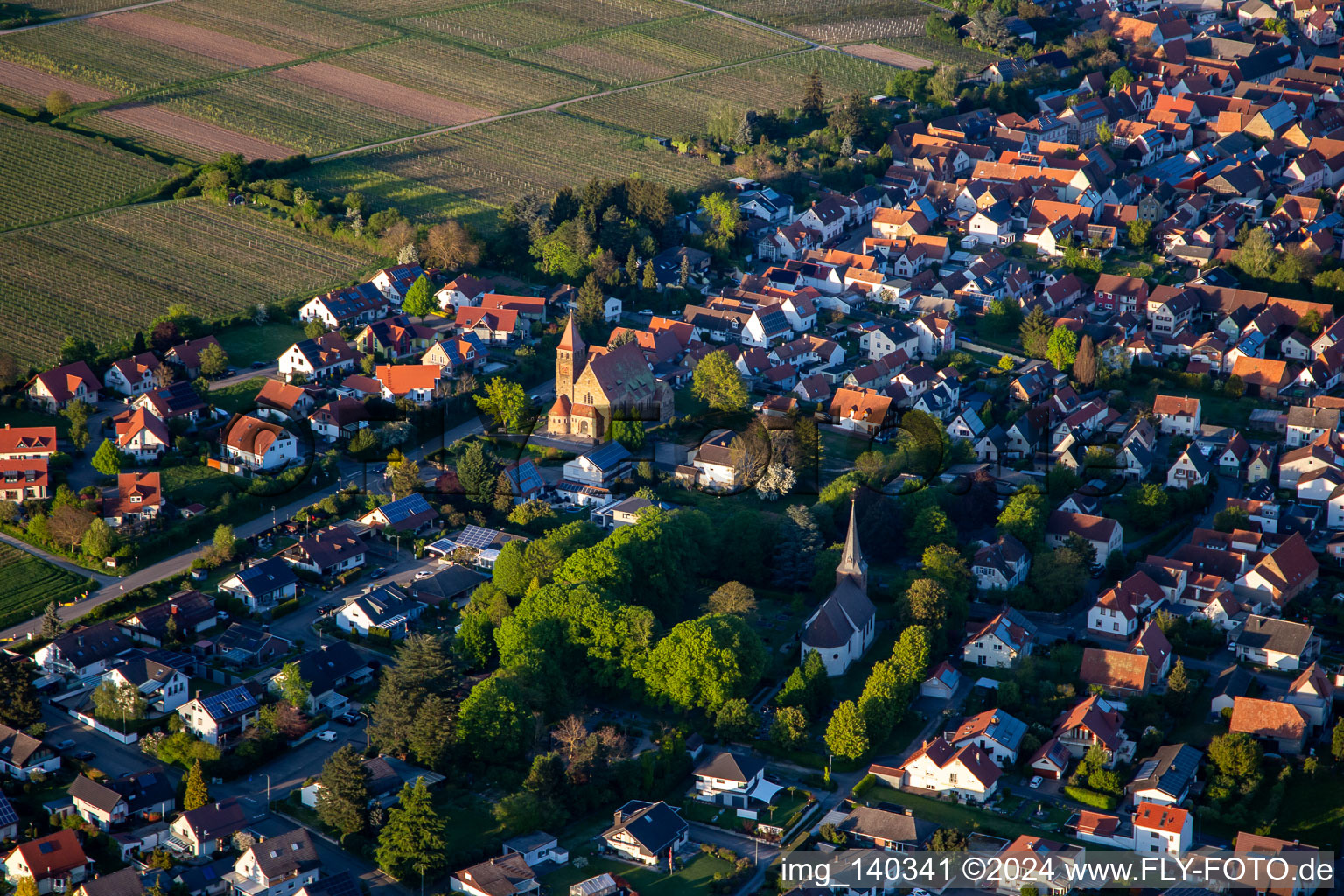 Kirche St. Michael und Friedhof in Insheim im Bundesland Rheinland-Pfalz, Deutschland