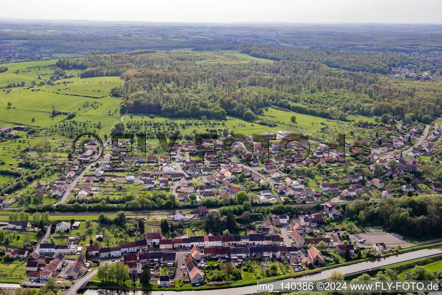 Rémelfing von Nordosten im Bundesland Moselle, Frankreich