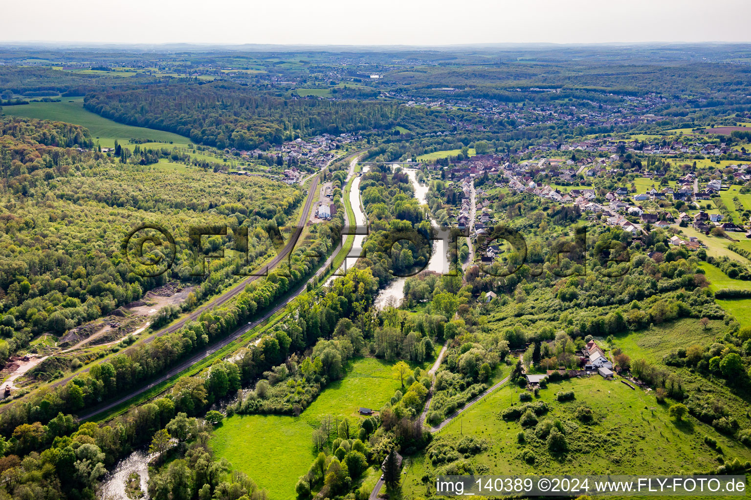 Rie du Moulin, Eisenbahngleise, Saar und Canal des houillères de la Sarre in Sarreinsming im Bundesland Moselle, Frankreich