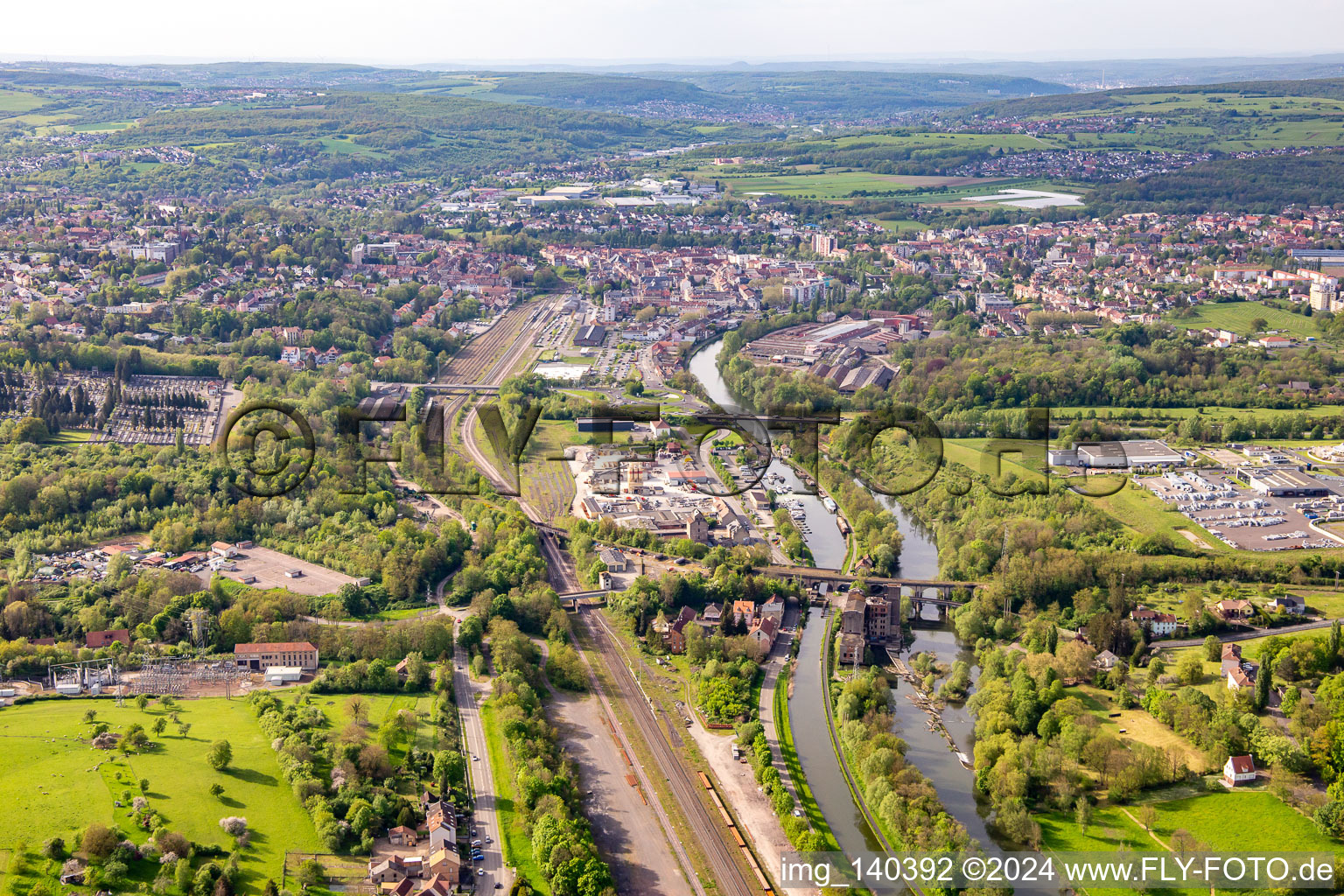 Bahnhof Sarreguemines, Saar und Canal des houillères de la Sarre von Südosten in Saargemünd im Bundesland Moselle, Frankreich