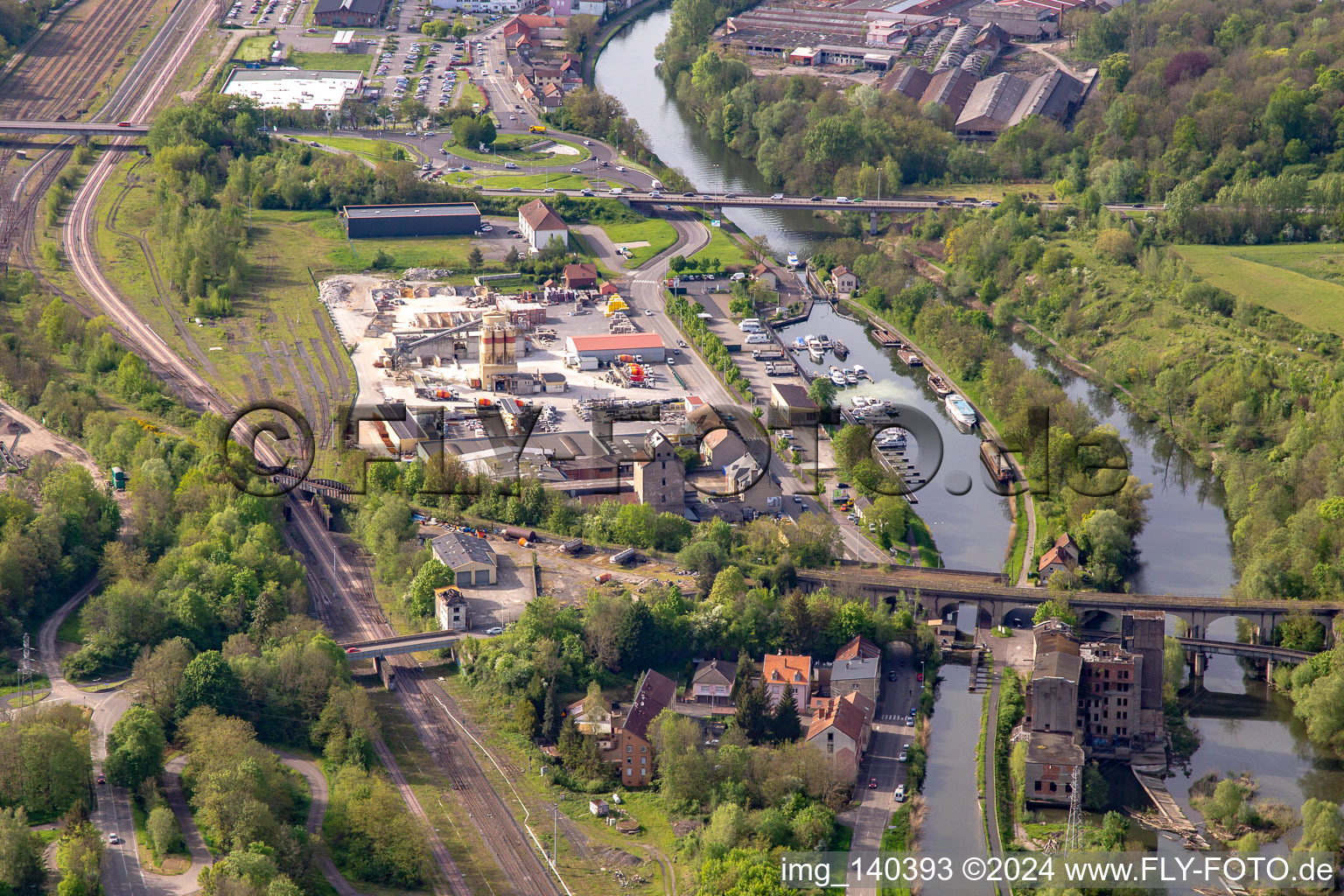 Sportboothafen an der  Schleuse 27 Saargemünd am Saar-Kohlen-Kanal "Canal des houillères de la Sarre" im Bundesland Moselle, Frankreich