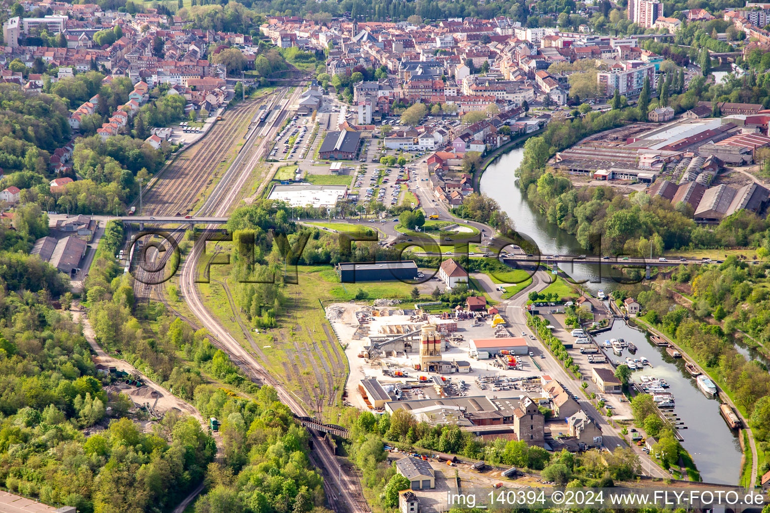 Bahnhof und Sportboothafen an der  Schleuse 27 Saargemünd am Saar-Kohlen-Kanal "Canal des houillères de la Sarre" in Rémelfing im Bundesland Moselle, Frankreich