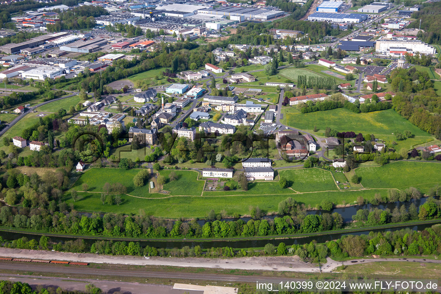 Luftbild von Ctre Hospitalier Spécialisé im Ortsteil Blauberg in Saargemünd im Bundesland Moselle, Frankreich