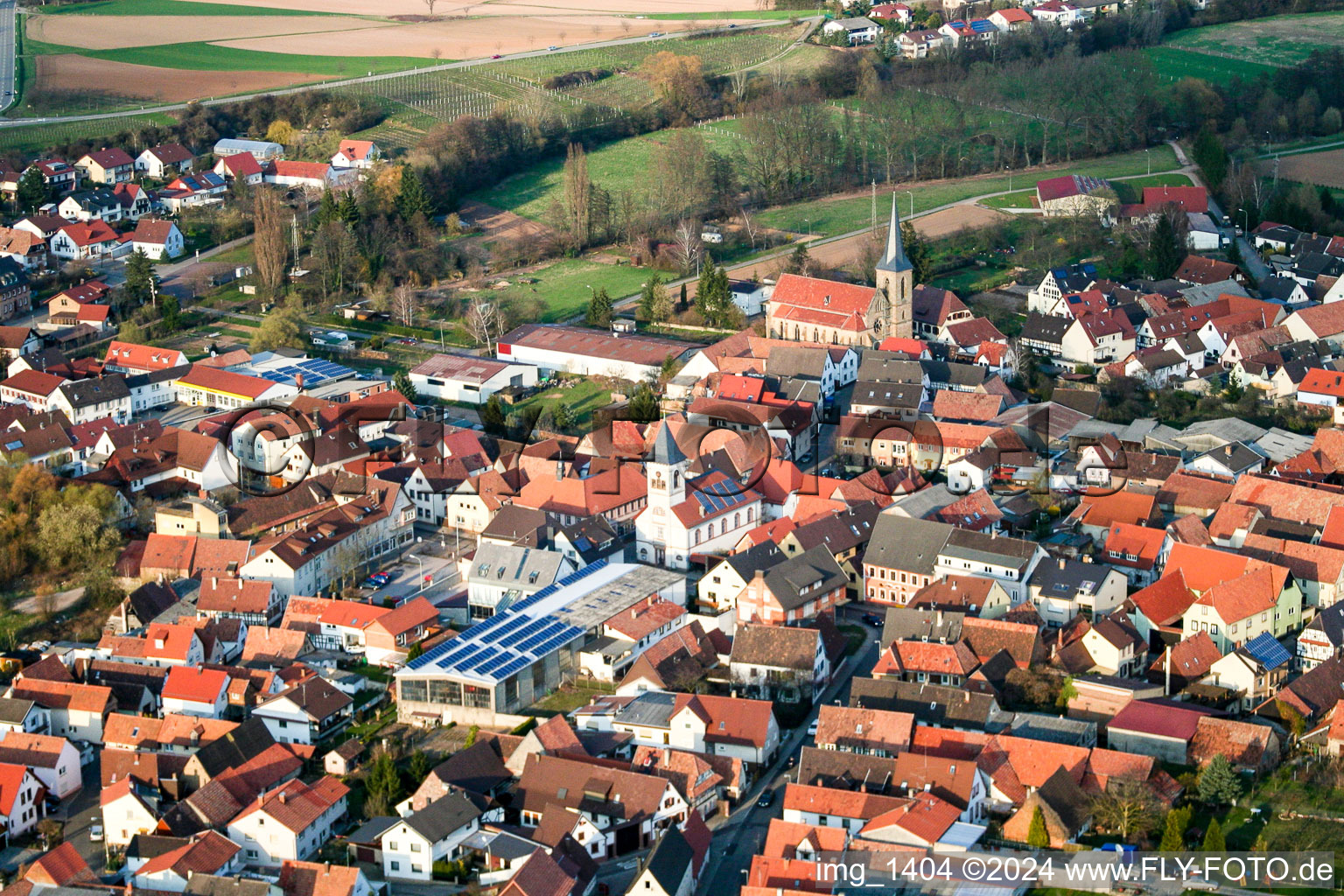 Luftaufnahme von Ortsansicht der Straßen und Häuser der Wohngebiete im Ortsteil Ingenheim in Billigheim-Ingenheim im Bundesland Rheinland-Pfalz, Deutschland