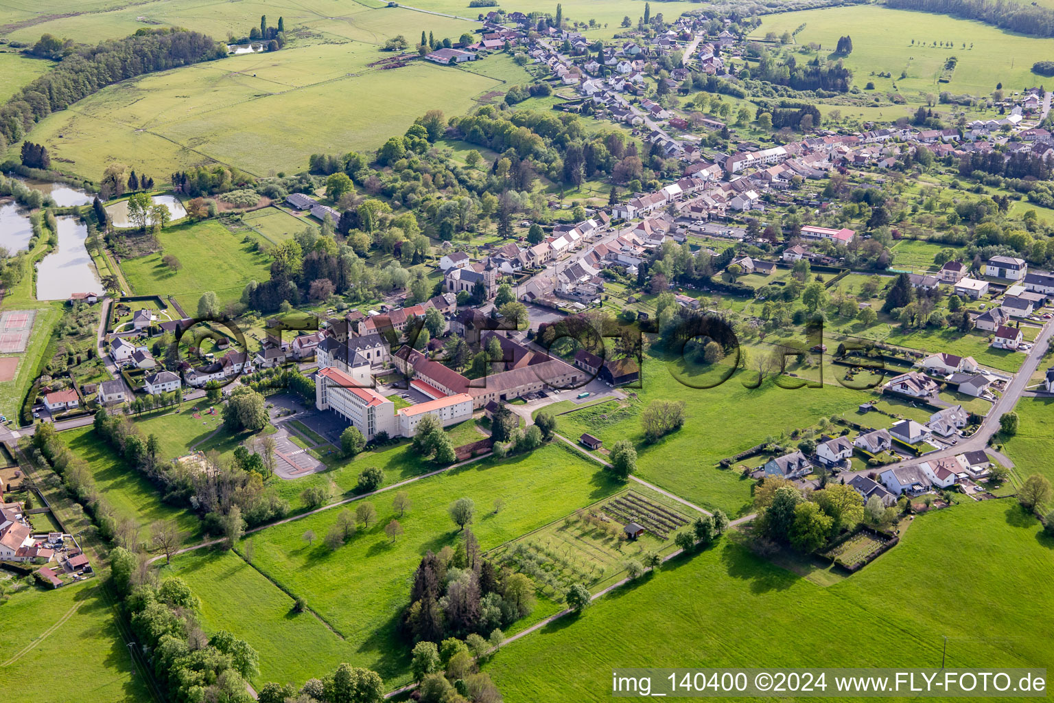 Clos du chateau und École élémentaire publique in Neufgrange im Bundesland Moselle, Frankreich