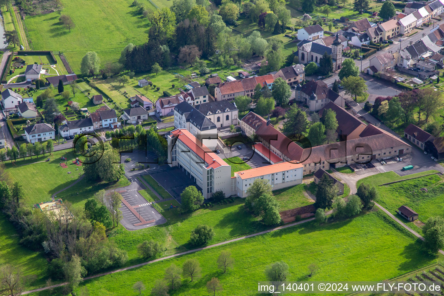 Luftbild von Clos du chateau und École élémentaire publique in Neufgrange im Bundesland Moselle, Frankreich